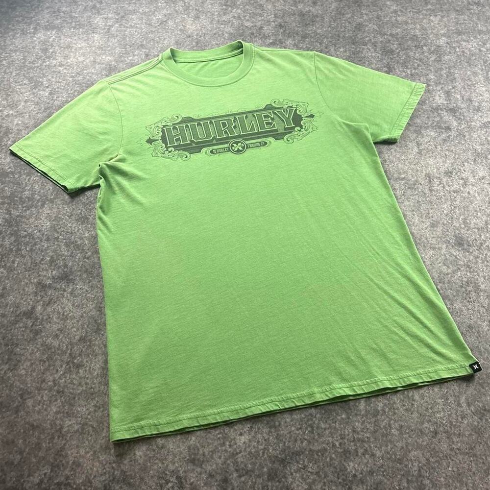 Hurley Trading Co Men's Green Ornate Spellout Graphic Tee Y2K Surf Skate Shirt